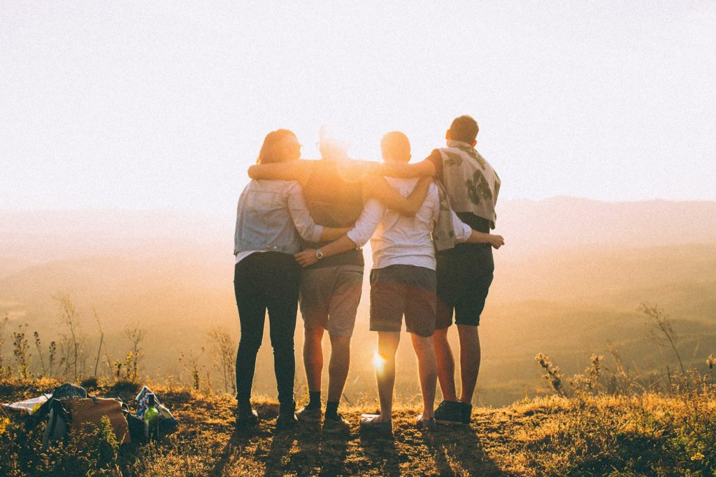 Família reunida ao pôr do sol