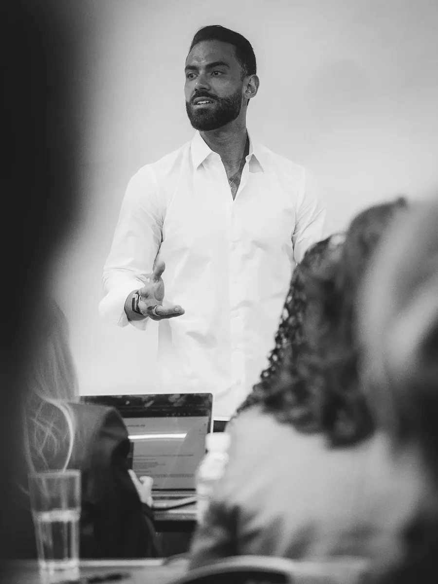 Victor Tales Carvalho em aula sobre Direito Digital